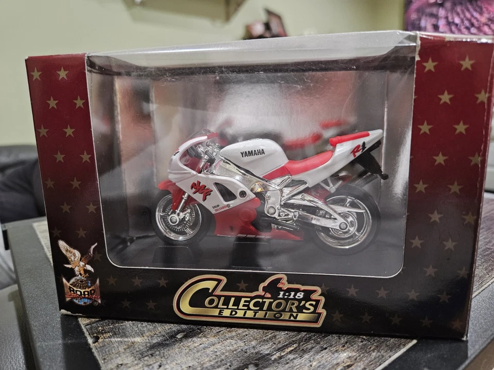 ROAD SIGNATURE Yamaha YZF-R1 1:18 Scale Die-Cast Motorcycle - Image 2 of 4