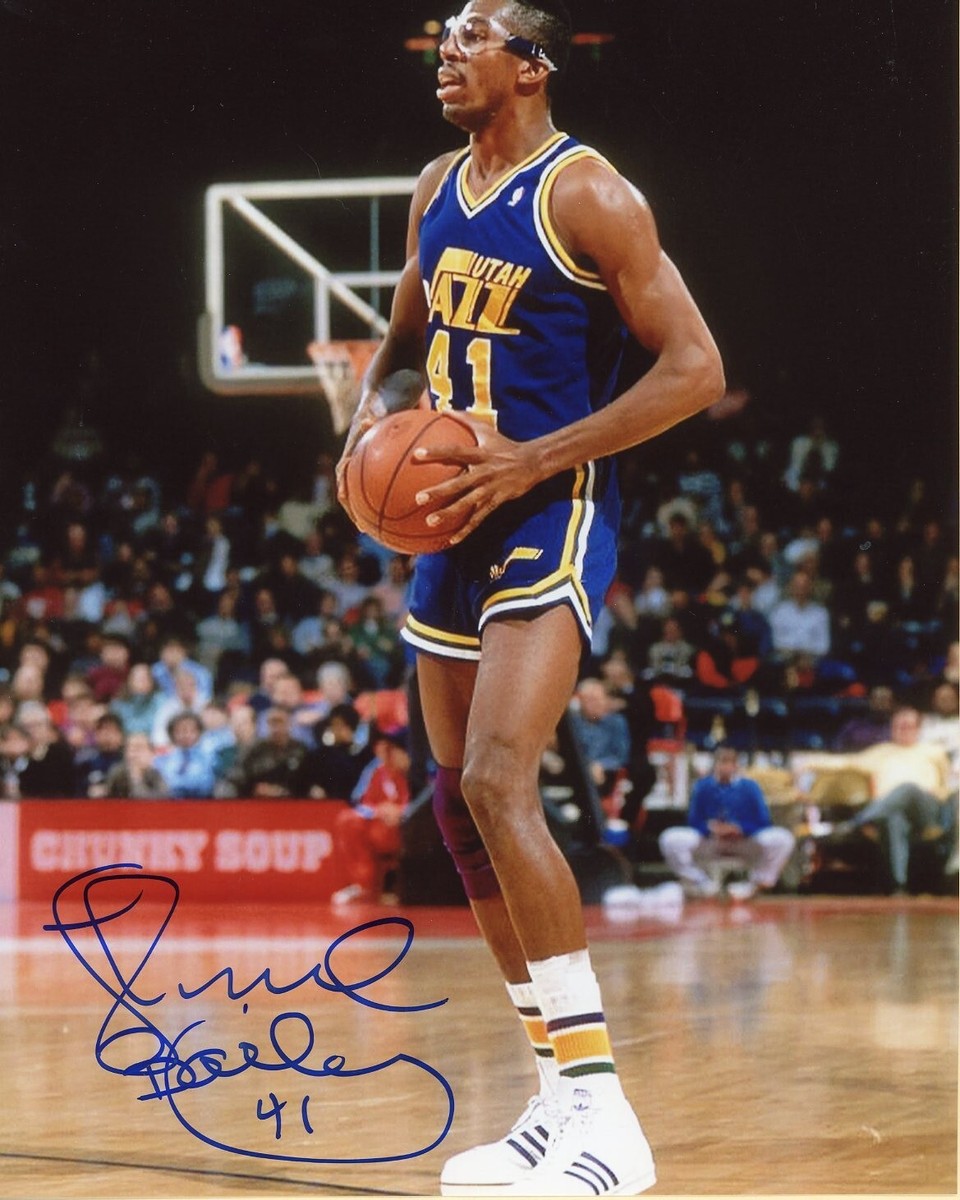 Mint Autographed Thurl Bailey Utah Jazz Reebok Pump High Tops Game Shoes Signed THURL BAILEY MINNESOTA TIMBERWOLVES SIGNED TOPPS BASKKETBALL  main image 3