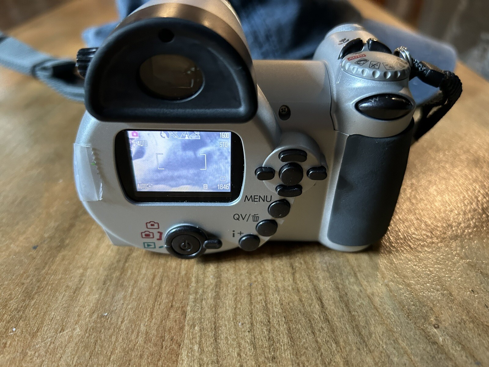 Konica Minolta DiMAGE Z10 3.2 Mega Pixel Point & Shoot Digital Camera