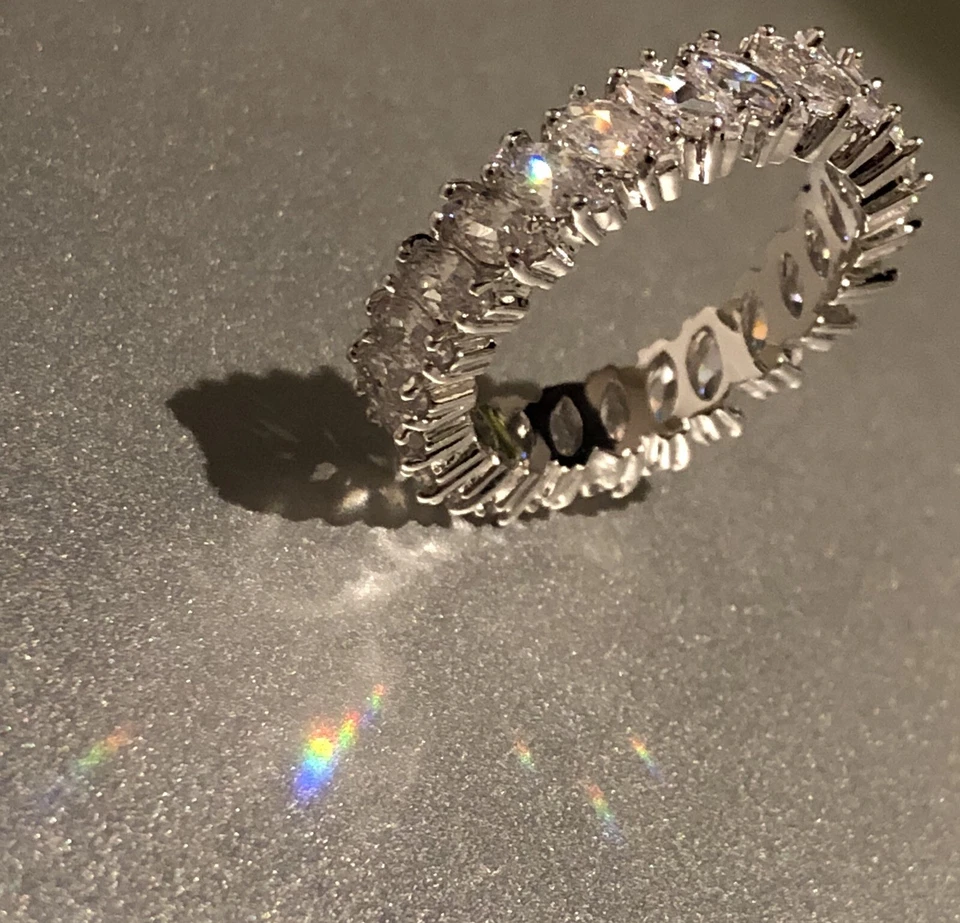 Anillo de eternidad lleno de oro blanco de 18k hecho con banda de aniversario de marquesa de Swarovski Foto 2 de 4