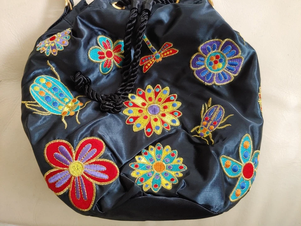 NUEVO SIN ETIQUETAS A J Valenci Cordón Negro Satinado Cartera Escarabajo Floral Libélula Taiwán Foto 2 de 4