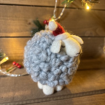 Nadelgefilzte Weihnachtsschafe 
