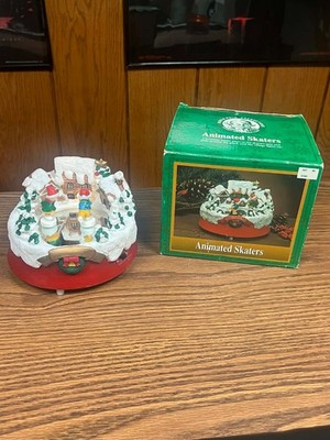 1995 Gemmy Christmas Around The World Musical Ice Skaters On Pond W Box -WORKS
