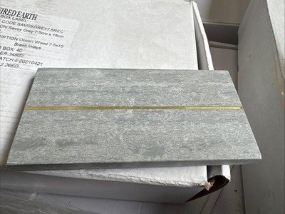 Gebrannte Erde Savoy grau Marmorfliese Messing in Verlegung