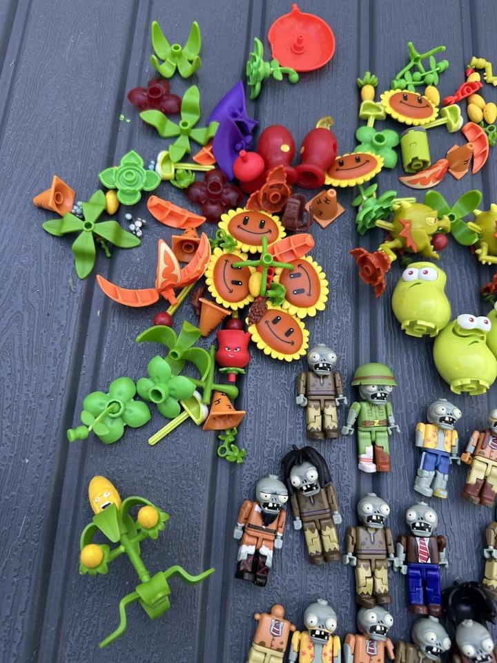 Lot Of 23 PVZ Basic, Soldier Zombie Knex Minifigures, Plants Vs Zombies RARE - Image 4 of 4