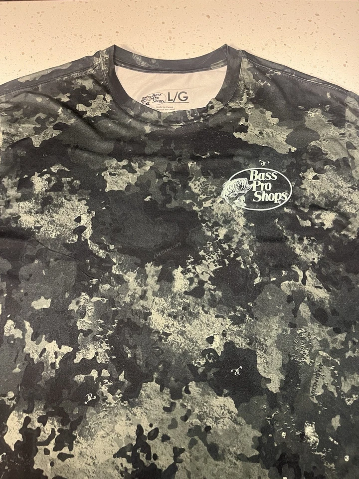 Camiseta de rendimiento de manga larga con logotipo de Bass Pro Shops para hombre grande camuflada oliva medianoche Foto 4 de 4