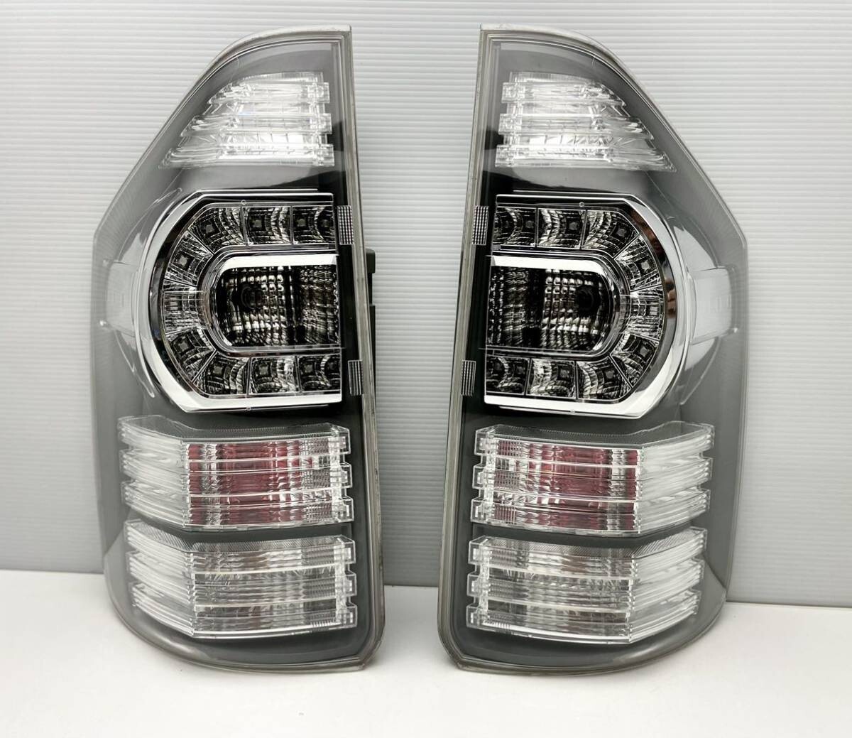 トヨタ ヴォクシーZRR70 ZRR75 テールランプセット Amazon | カプラーオン設計 簡単取付 ヴォクシー 70系 後期