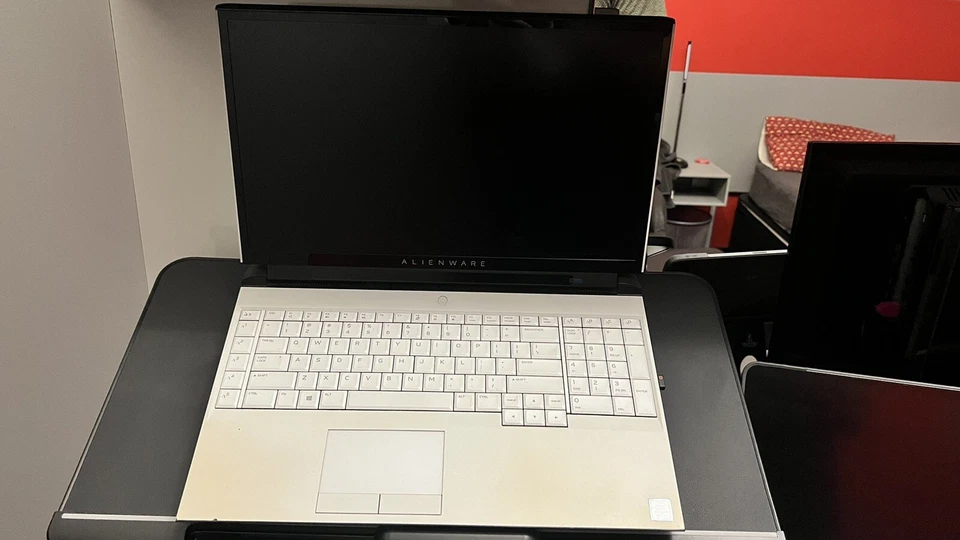 Alienware area 51m - 17 inch gaming laptop - Image 3 of 3