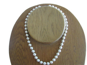 Women’s Vintage white beaded 16” necklace spring clasp