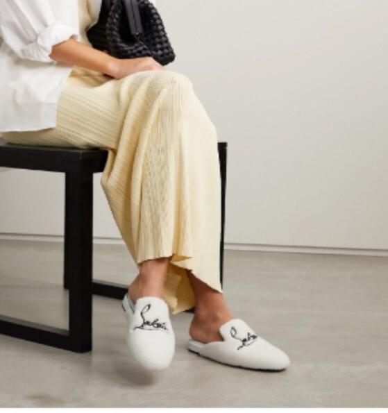 【Christian Louboutin】 Navy Coolitoフラットミュール Navy Coolito Flat mules in beige - Christian Louboutin
