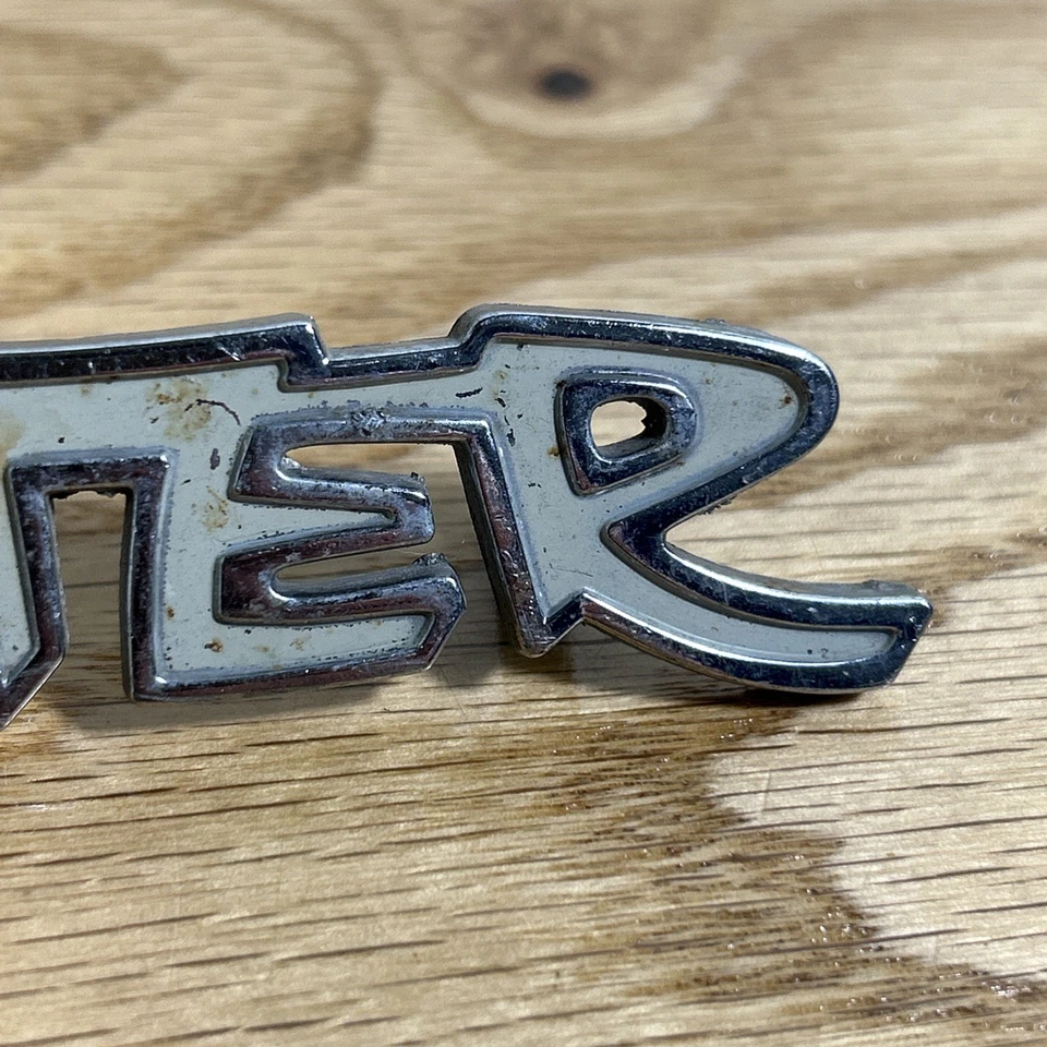 MOPAR 1972-1976 PLYMOUTH PLUMERO PLACA DE IDENTIFICACIÓN CROMO GUARDABARROS EMBLEMA P/N 3680304  Foto 4 de 4