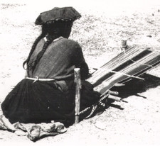 Foto De Colección Mujer Quechua Tejiendo Correa Trasera Telar Andes Perú Indígena Textil