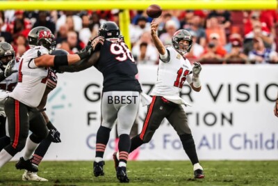 TOM BRADY TAMPA BAY BUCCANEERS RECORD 600TH TD PASS VS BEARS 10/24/21 COLOR 8X10