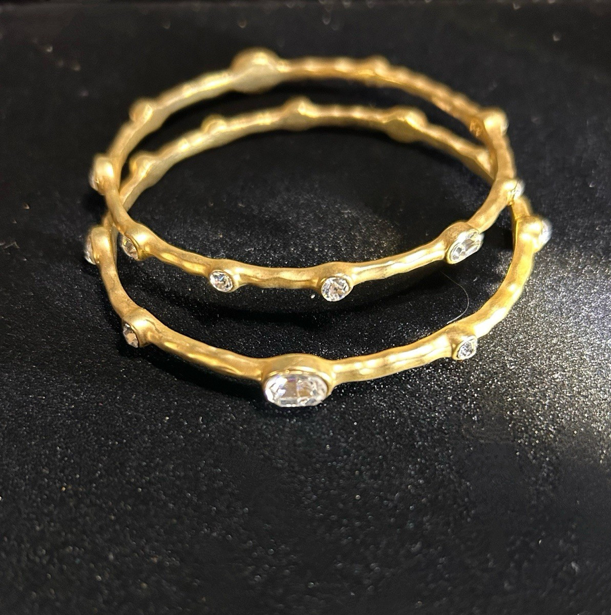 "Nuevo conjunto de 2 brazaletes brazaletes de 7,5"" con bisel facetado transparente cristales tono dorado rico"