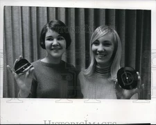 1967 Press Photo Carol McSwanay and Pam Anders - cvb30230