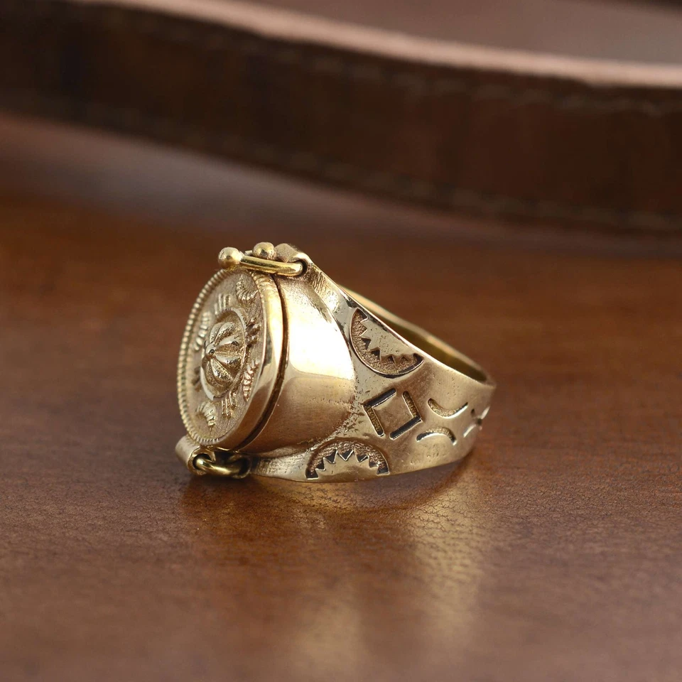 Anillo de veneno secreto. Anillo caja oculta de latón dorado. Anillo hecho a mano. Anillo Pastillero Foto 3 de 4