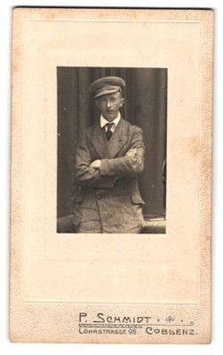 Fotografie P. Schmidt, Coblenz, Löhrstrasse 96, junger Bürgerlicher im Anzug mi 