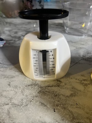 KITCHEN FOOD DIET SCALE MAINSTAYS BRAND NEW WITH MEASURING CUP WEIGHS TO 2 lbs