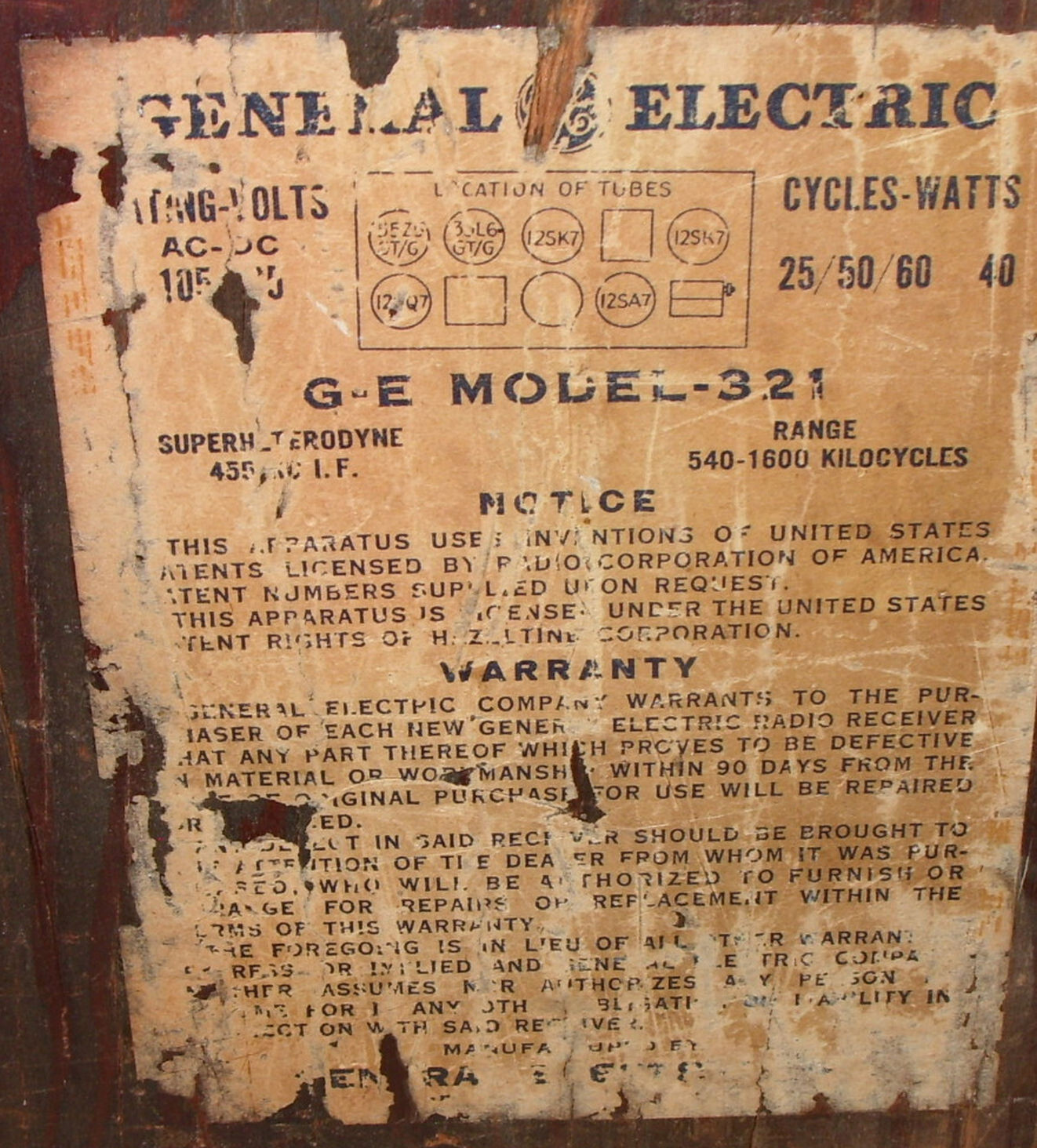 VINTAGE GENERAL ELECTRIC VACUUM TUBE AM RADIO, MODEL 321, ca 1946