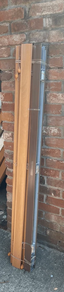 Persiana de madera sintética de 2,5" para ventana 54,5W x 50,5L de Spring para oscurecimiento de habitación castaño Foto 3 de 4