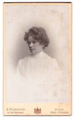 Fotografie E. Rudolph, Hof i. B., Portrait Dame im weißen Kleid mit lockigen Ha 