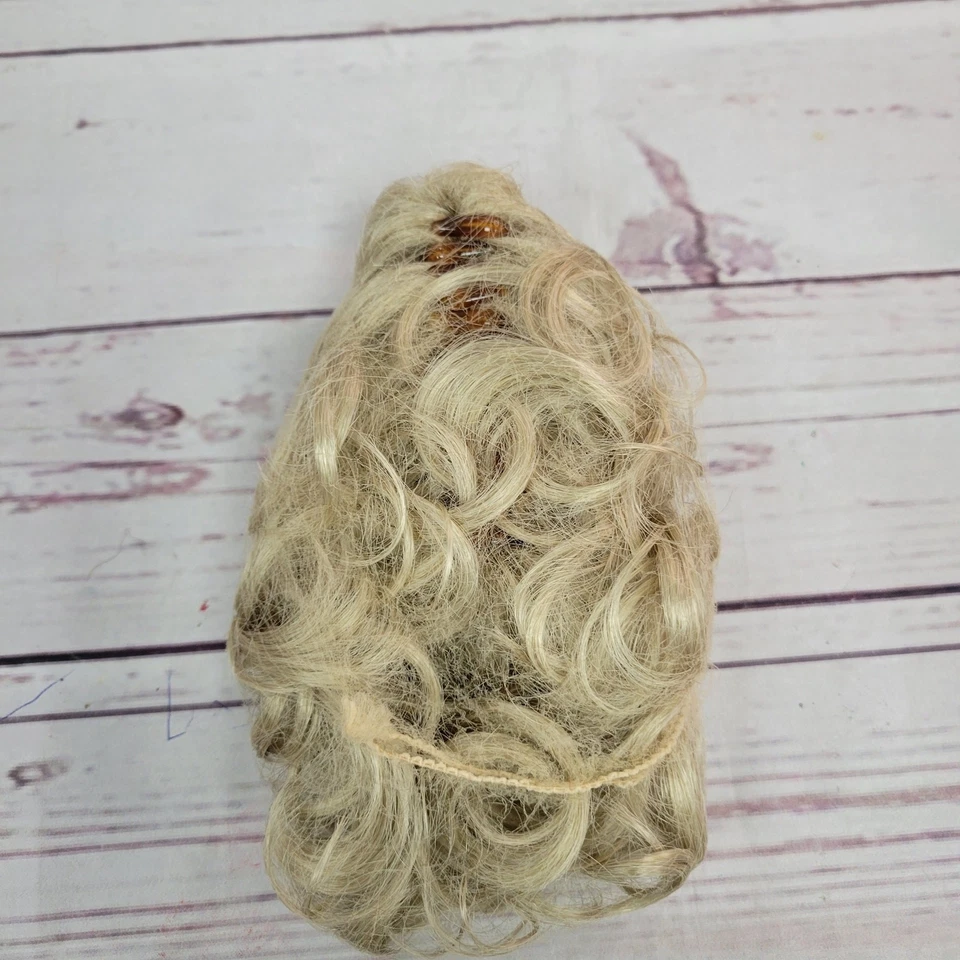 Paula Young 7 pulgadas pinza de pelo sintética rizada/ondulada rubia en Foto 2 de 4