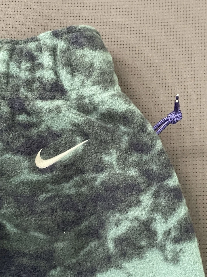 Nuevo con etiquetas Pantalones deportivos Nike ACG Wolf Tree Polartec polar FN2432-361 verde camuflaje para hombre talla S Foto 4 de 4