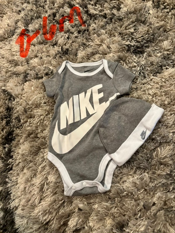 Boys Nike outfit size 0-6 months short sleeve multicolor 
