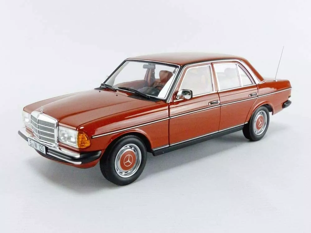 Voiture miniature à l'effigie de la Mercedes-Benz Classe E W123, modèle  rétro classique de couleur noire, avec 2 portes ouvrantes, livré avec  boîte, pour jeu de simulation, échelle 1:36