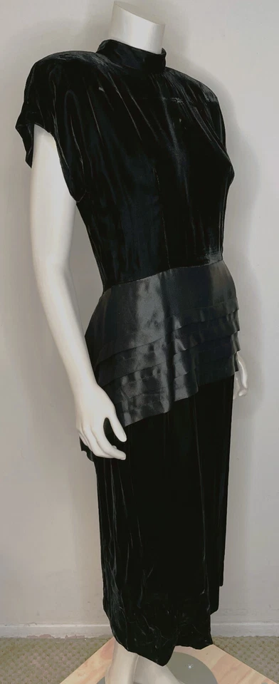 Vestido Vintage John Roberts Terciopelo Negro 9 10 Satinado Plisado Peplum SS Estrás Foto 2 de 4