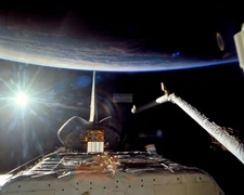 CARGO BAY OF SHUTTLE DISCOVERY w/ EARTH IN BACKGROUND - 8X10 NASA PHOTO (AB-655)