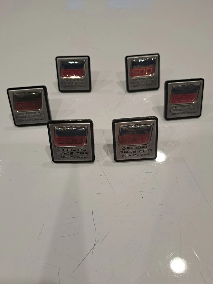 Nuevo de Lote Antiguo Chevy Corvette Indianapolis 500 1986 emblema de tablero, coche de ritmo oficial, raro Foto 4 de 4