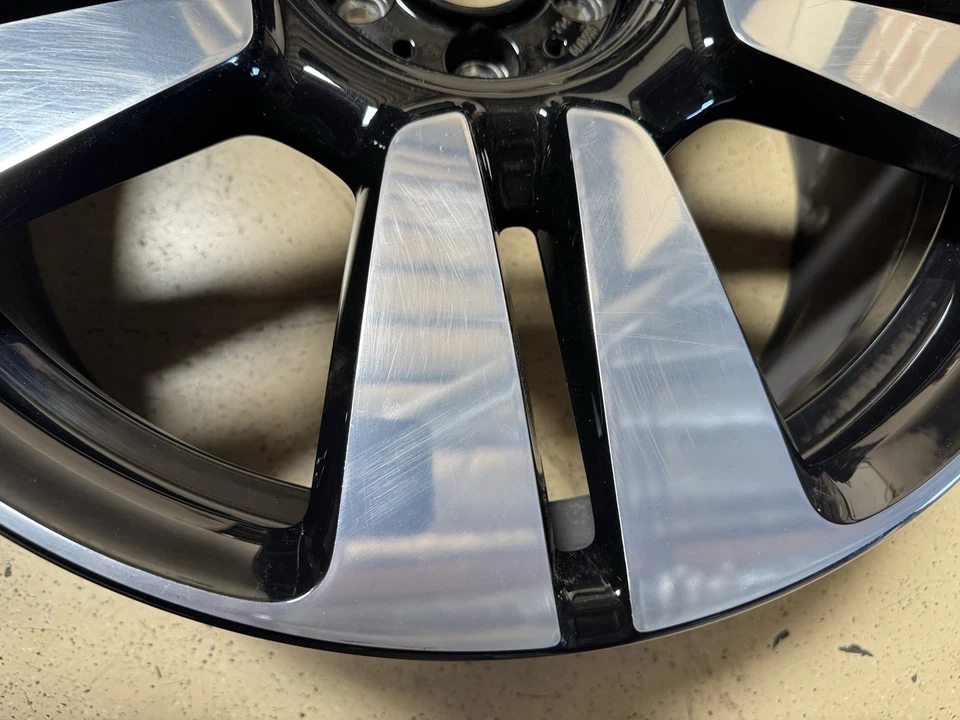 劳斯莱斯 Cullinan 22 x 9.5 原始设备制造商工厂后轮 RR 102 — 第 3/4 张图片