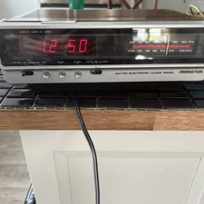 Sound Design Model #3626 Clock Radio AM/FM Wood grain Alarm Vintage Retro Works