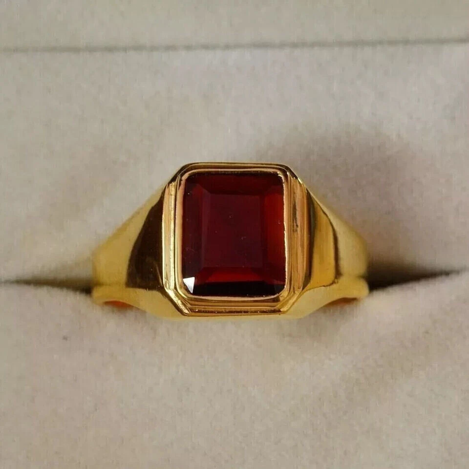 Anillo de boda de granate rojo creado en laboratorio para hombre enchapado en oro amarillo de 14 quilates corte esmeralda de 3 quilates Foto 4 de 4
