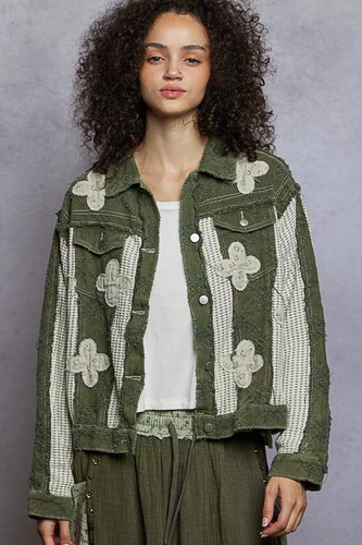 POL Floral Patched Mixed Knit Raw Hem Button Down Jacket in Olive Green Multi - Bild 5 von 6