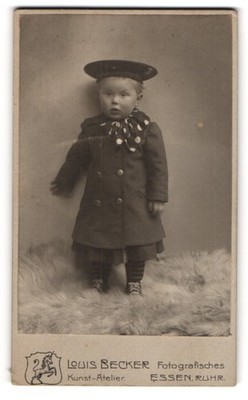 Fotografie Louis Becker, Essen /Ruhr, Einhornstrasse 3, Kleiner Junge im Mäntel 