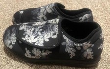 Propet Women 6 1/2 Slip On Shoes Black White Flowers Comfort