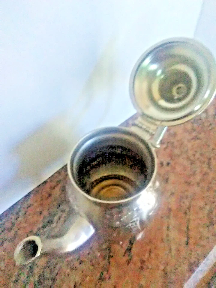 Tetera marroquí árabe islámica en relieve de metal plateado vintage Oriente Medio Foto 3 de 4