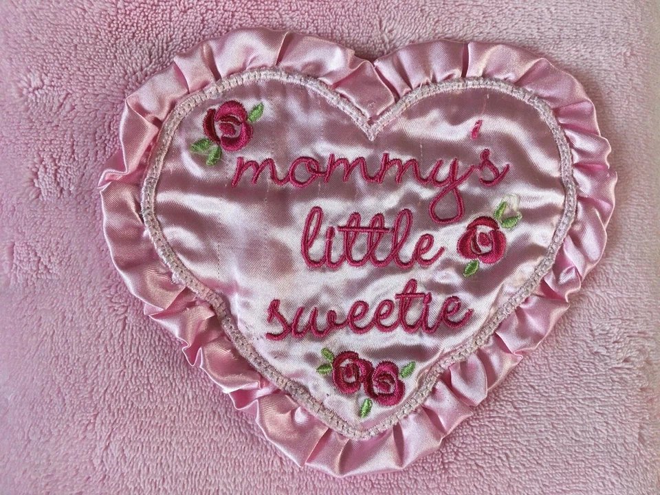 Manta polar rosa Magic Years "Mommy's Little Sweetie" con apliques de satén 30x40" Foto 2 de 3