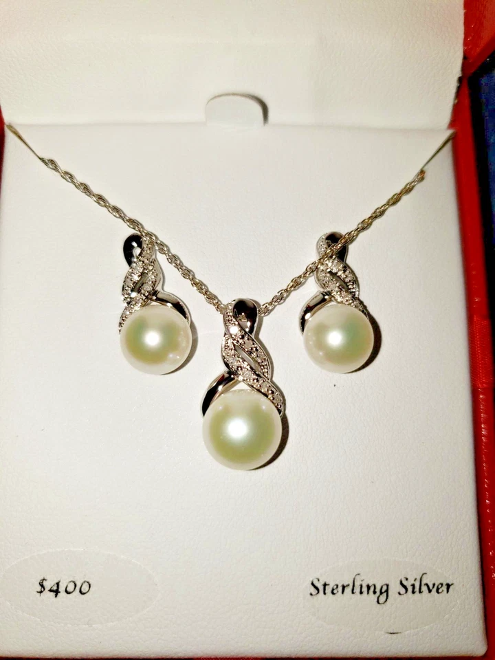 Collar y pendientes colgantes cultivados con detalles de diamantes y perlas de agua dulce Foto 2 de 2