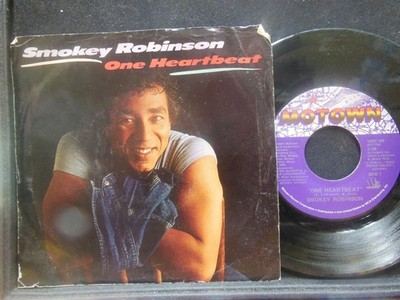 Smokey Robinson   One Heartbeat /Love Will Set You Free 7'' 45 RPM VG+ w PS (29M)