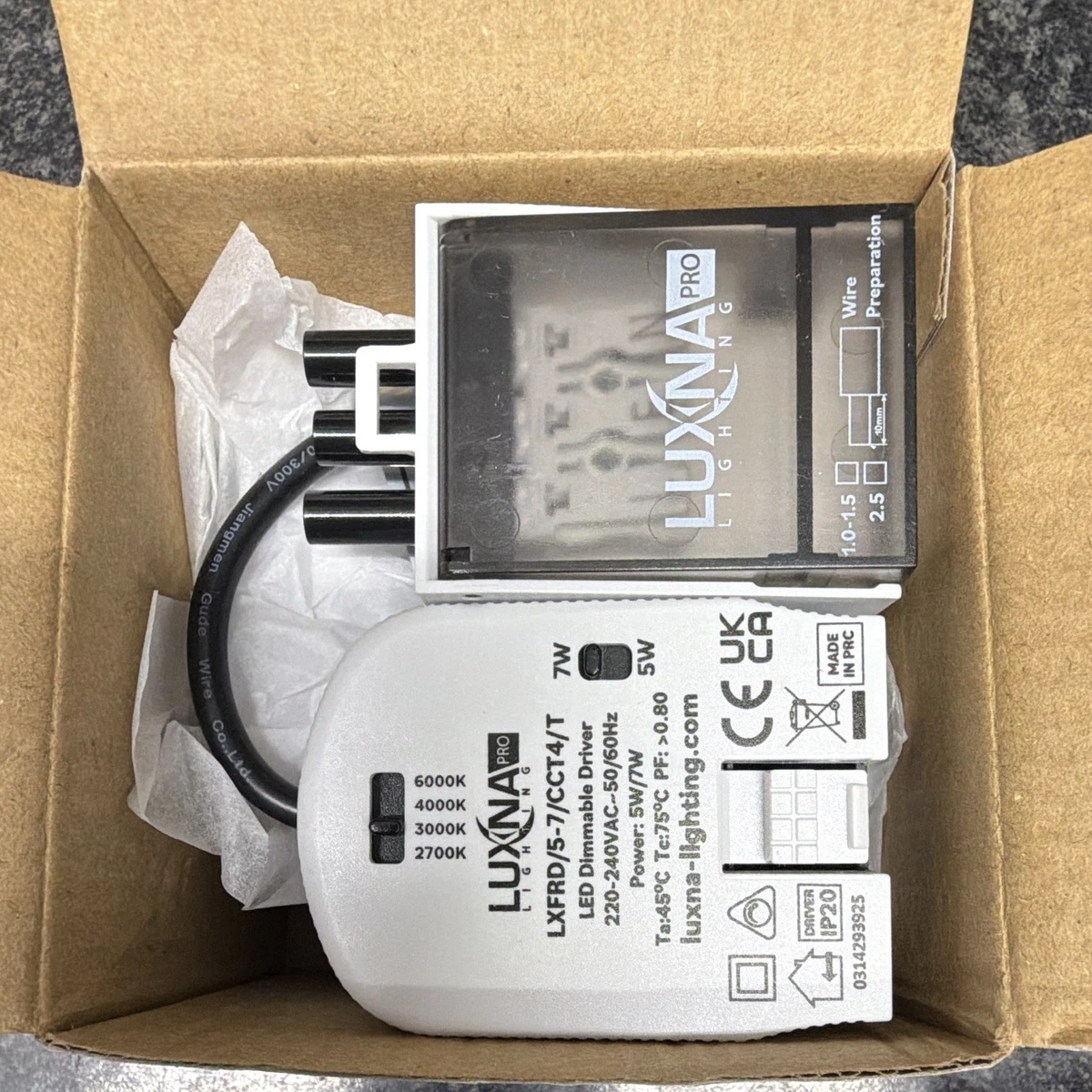 Downlight LED blanco Luxna Pro LXFRD/5-7/CCT4/T 5-7W inclinable regulable con clasificación de fuego