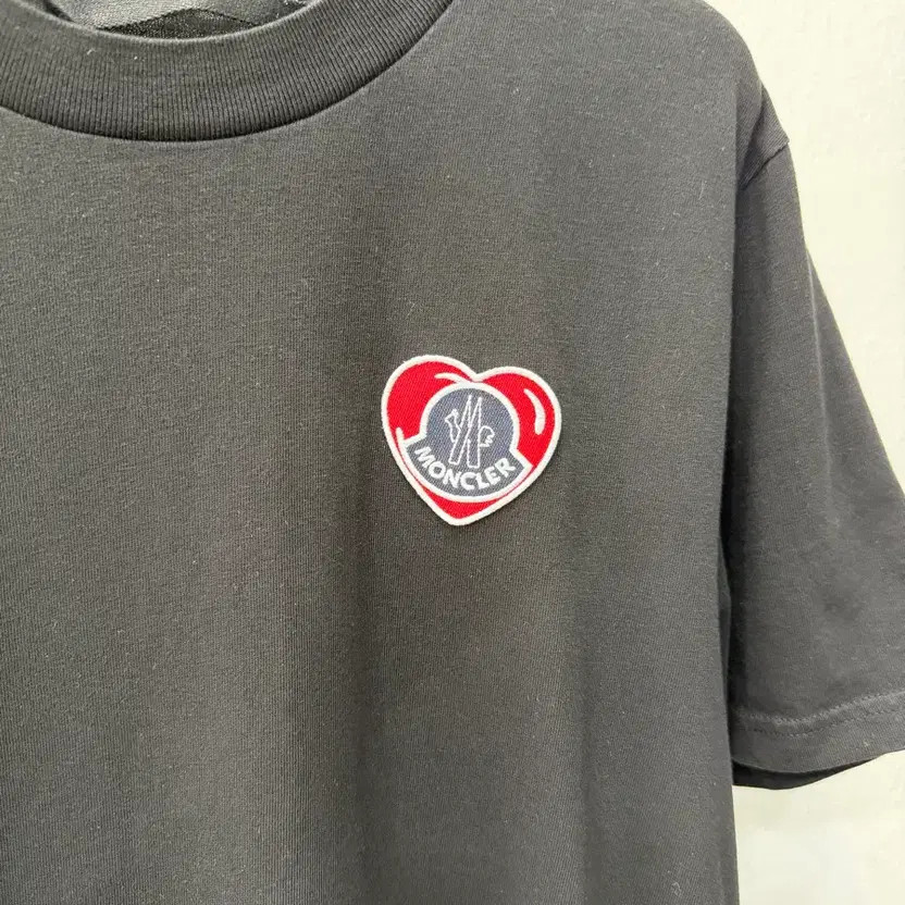 Moncler Men's 23SS Heart Logo Short Sleeve T-Shirt M Authentic thumbnail 6