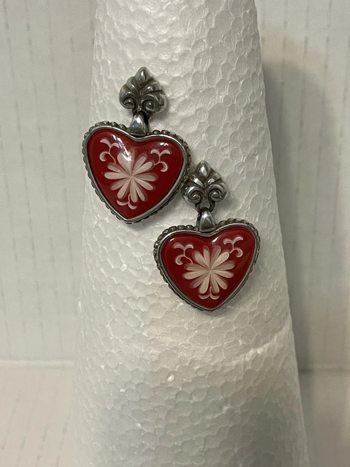 Pendientes Brighton retirados de lirio de agua corazones rojos poste trasero pendientes perforados Foto 3 de 4