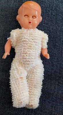 ''MILO'' PUPPENSTUBE Püppchen 50 - 60er Jahre 8 cm mit Schlafaugen orig. Kleidung