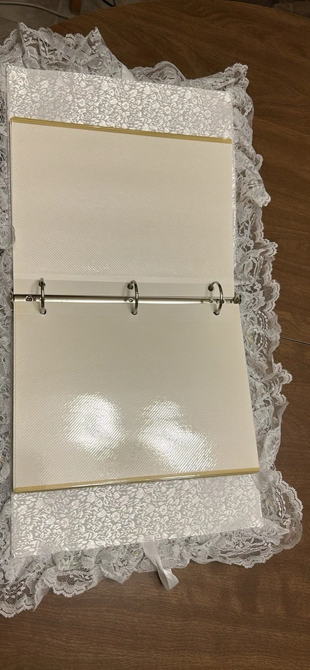 Elegante álbum de fotos de boda vintage de encaje con marco de corazón y flores de satén Foto 3 de 4