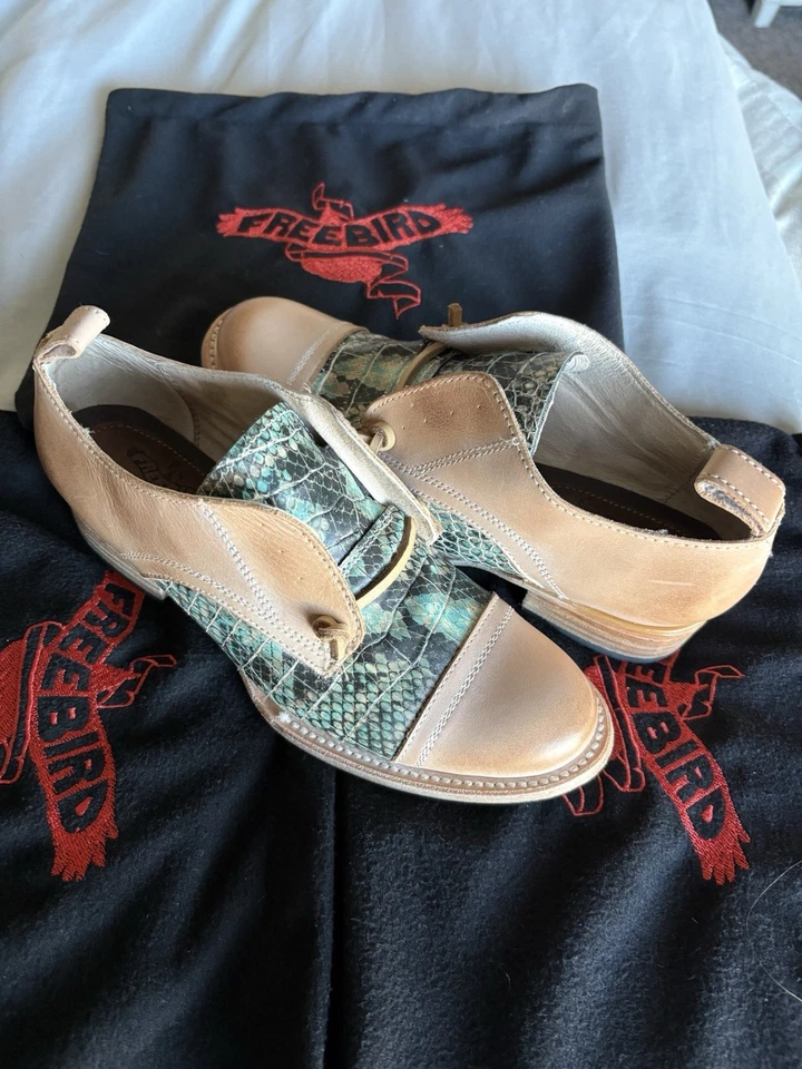 Botas de cuero para mujer Freebird by Steven. Patrón de piel de serpiente turquesa talla 7 Foto 2 de 3