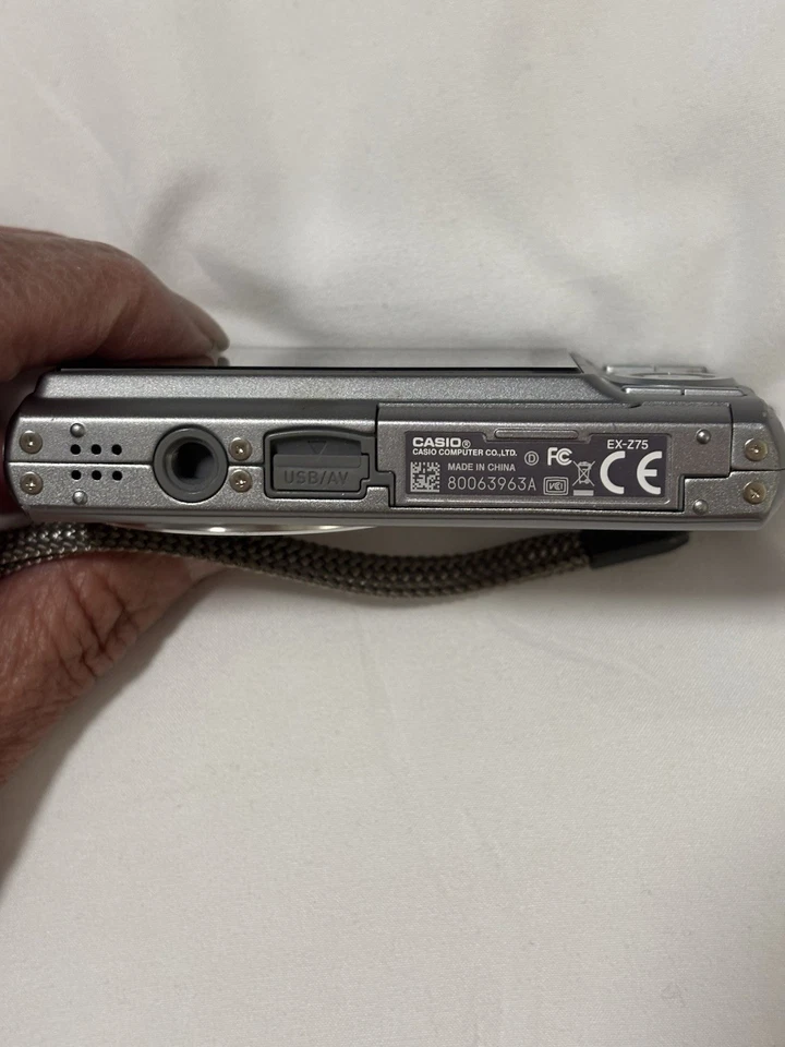 Casio Exilim EX-Z75 with 7.2 Mega Pixels 3x Optical Zoom Compact Digital camera - Image 3 of 4