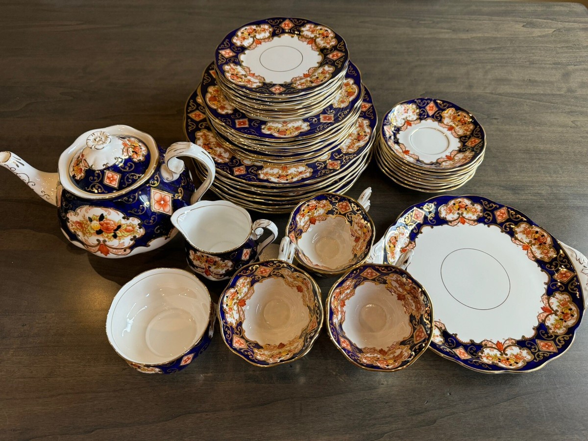 Vintage Royal Albert Heirloom Dinner Set For 8 Plus Extras (45 